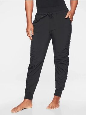 ATHLETA Attitude Pant Sz 4 Tall  Black Lightweight Pockets Ruched Sides